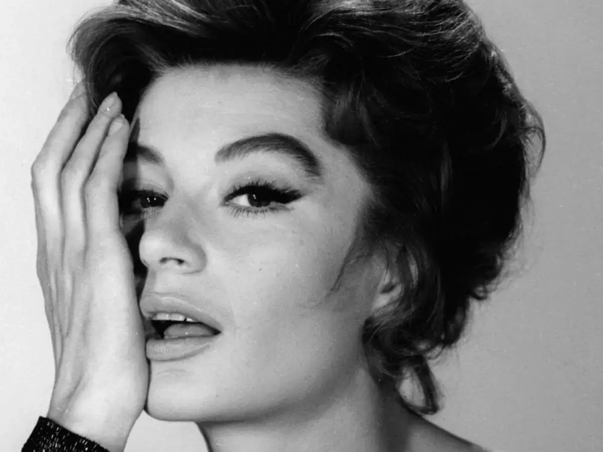 Anouk Aim&eacute;e, mit einer Hand im Gesicht, wirkt nachdenklich. Ihr Ehepartner k&ouml;nnte sich in diesem Moment fragen, was sie besch&auml;ftigt.
