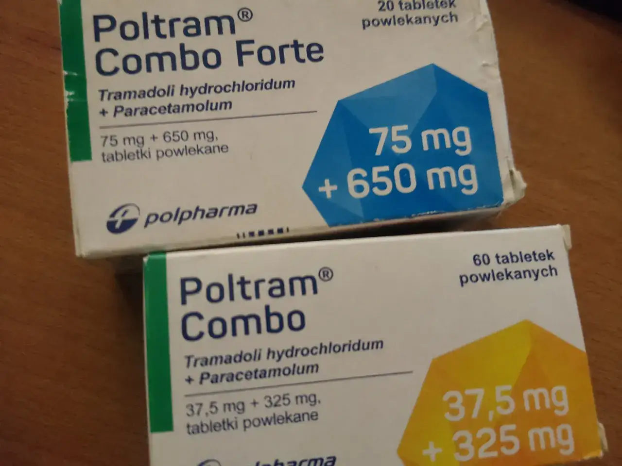 Poltram Combo 37,5 mg + 325 mg cena. Dwa opakowania leku Poltram Combo: Forte (75 mg + 650 mg) i standardowe (37,5 mg + 325 mg).