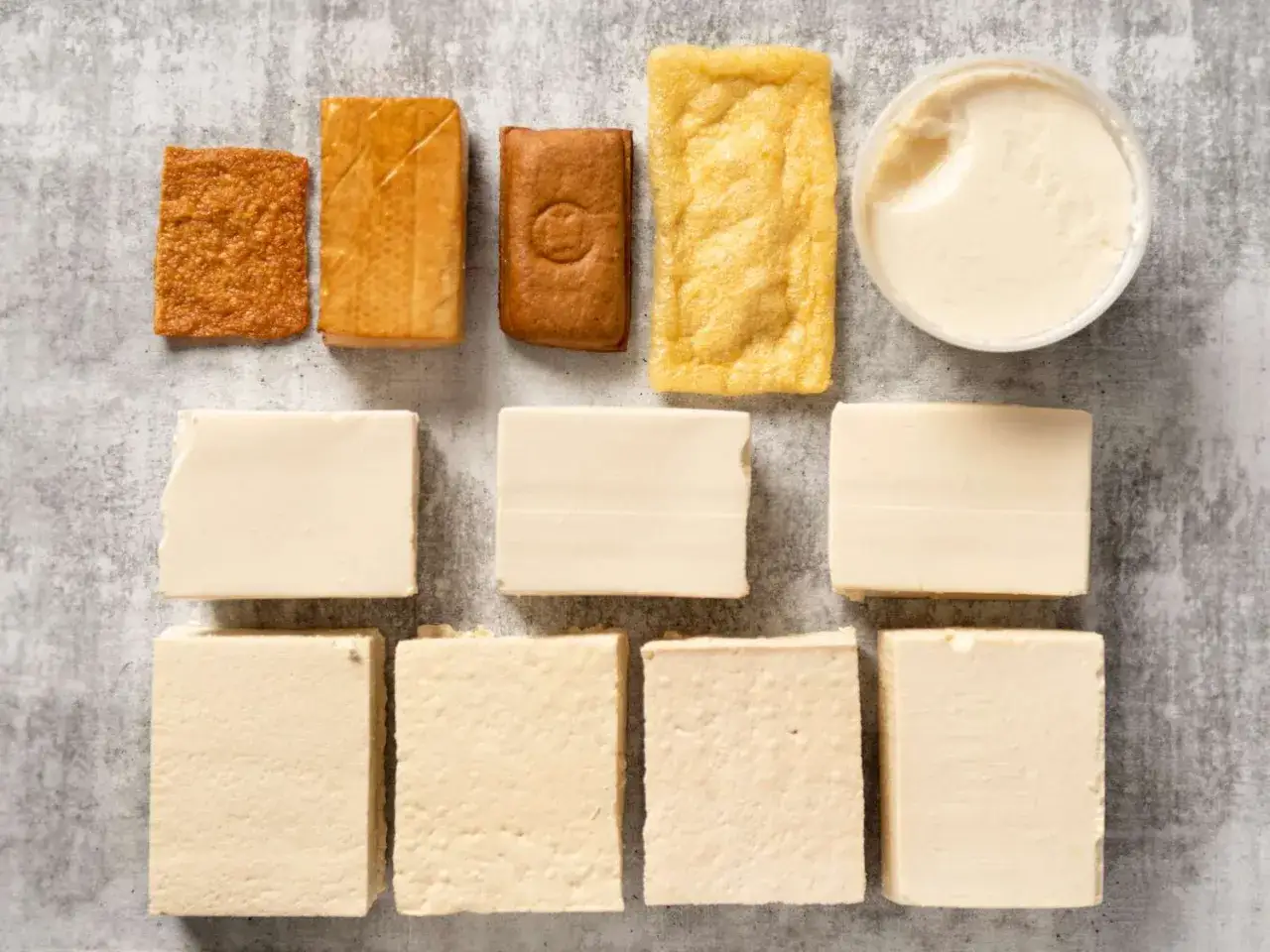 Różne rodzaje tofu, od miękkiego po smażone, pokazują, z czego jest tofu – z soi.