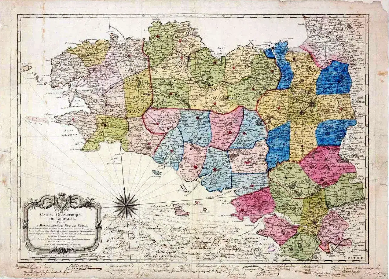 Carte ancienne de la Bretagne, color&eacute;e par r&eacute;gions. On y voit des noms de lieux et une rose des vents, &eacute;voquant l'origine de la r&eacute;gion.