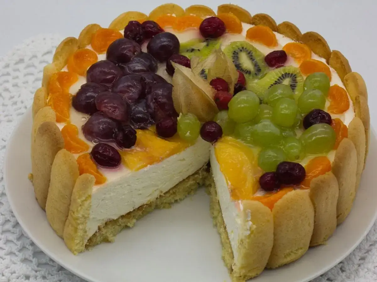 Kolorowy tort owocowy z biszkoptami na bokach. Jak przewieźć tort bez pudełka? Ostrożnie, bo jest pyszny!