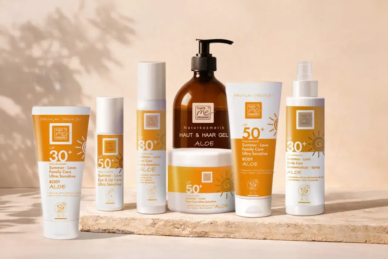 Natürliche Sonnenpflege mit Sheabutter und Aloe Vera. Die Produktlinie bietet Sonnenschutz für Körper, Gesicht und empfindliche Bereiche.