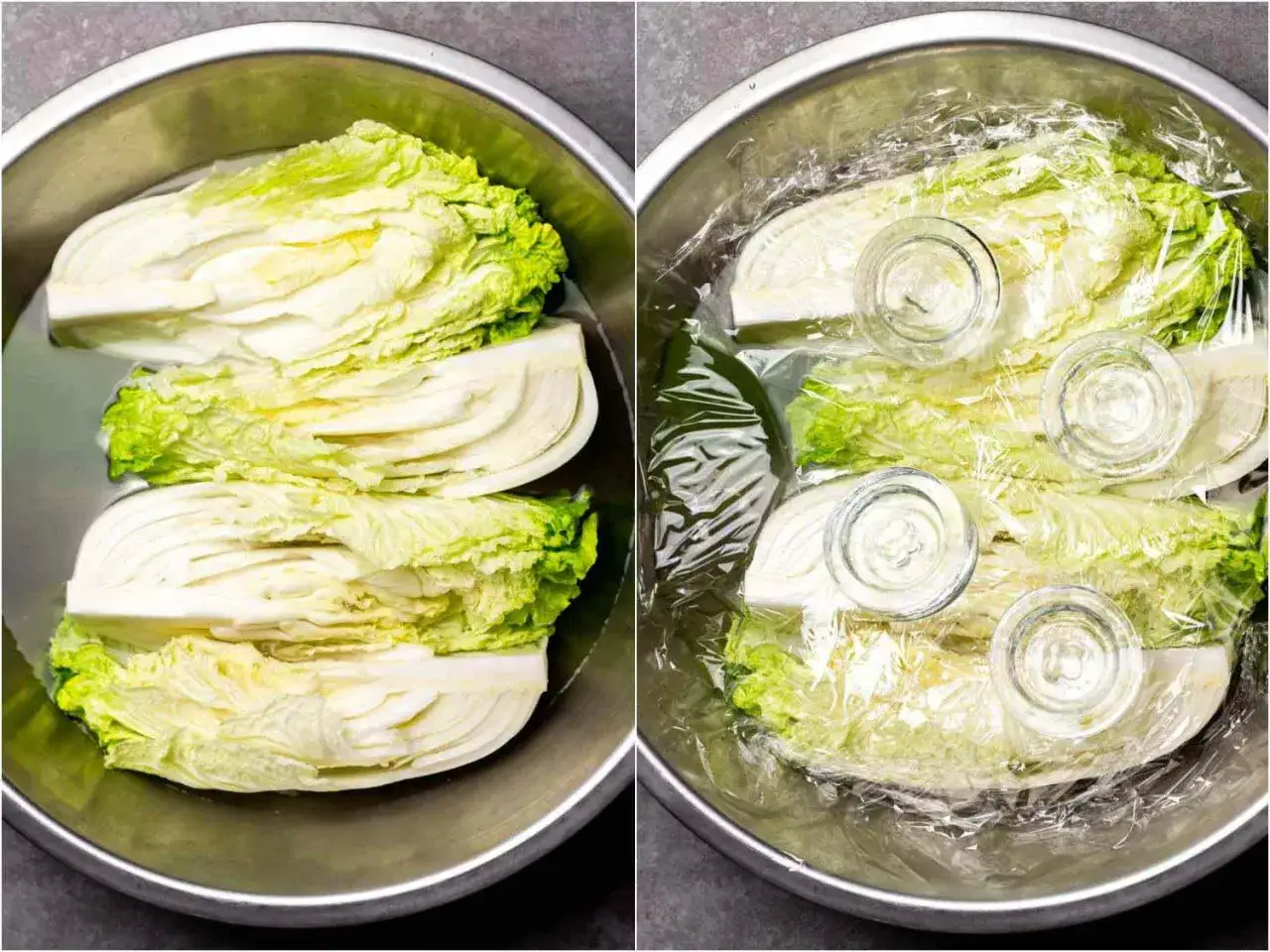 Kålhalvor i en skål, redo för nästa steg i ett kimchi recept. Plastfolie och glas läggs ovanpå för att pressa kålen.