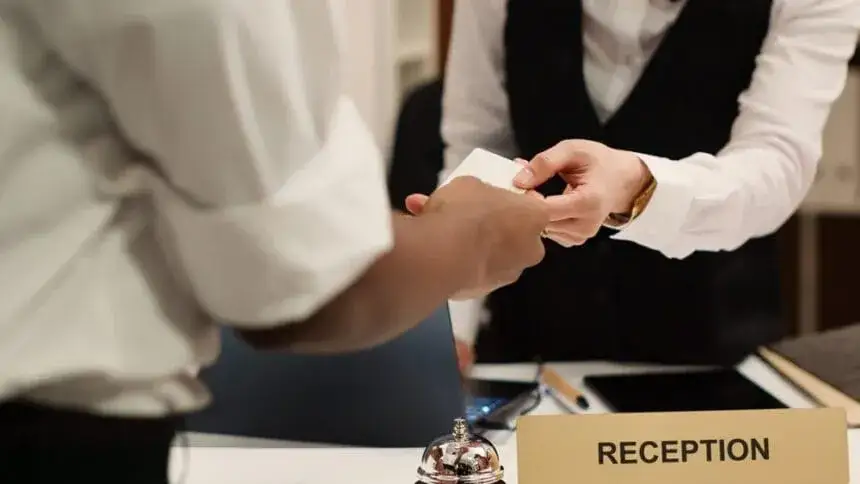 Osoby witające się w lobby hotelowym