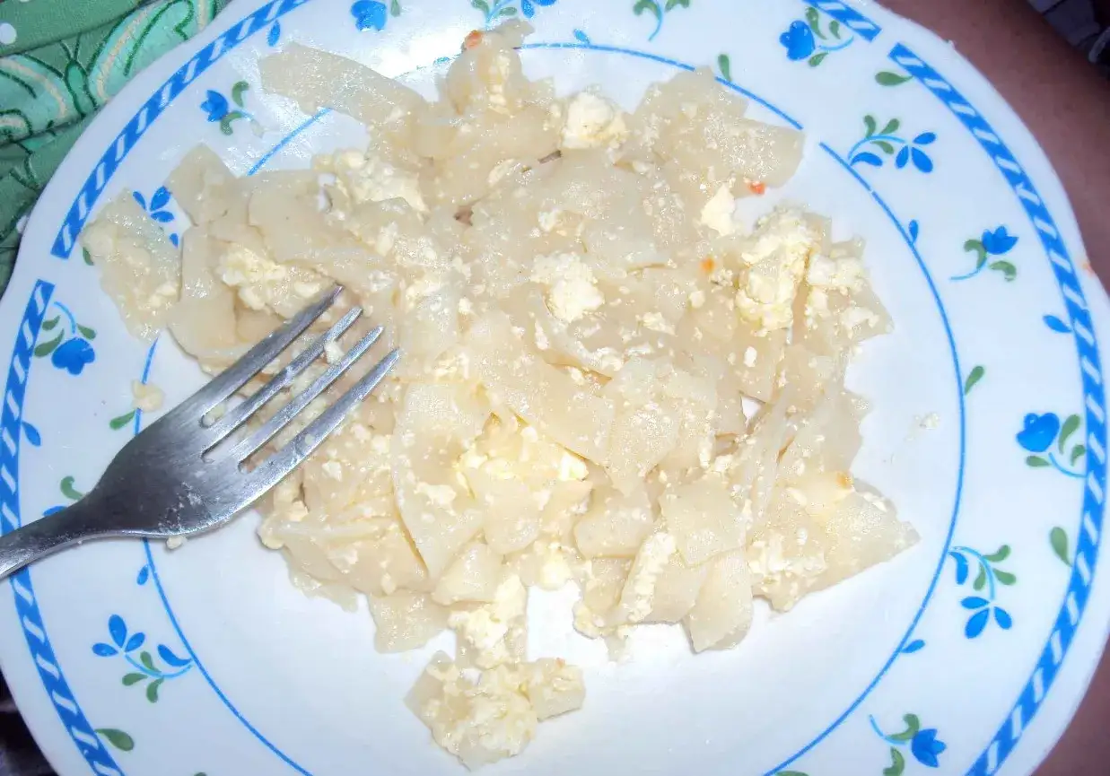 Kopytka z serem, proste danie, które smakuje jak u babci. Widelec czeka, by zacząć ucztę.