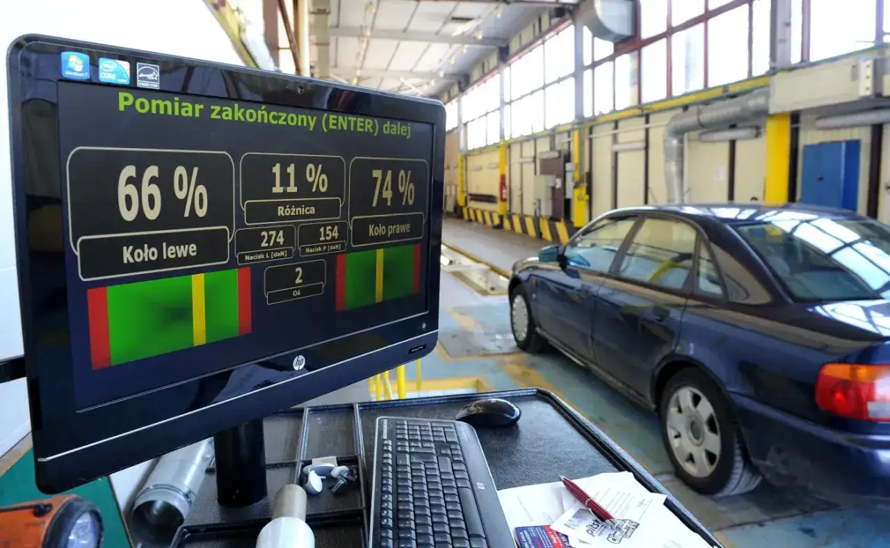 Wyniki pomiaru hamulców na komputerze. Czy można zrobić przegląd bez dowodu rejestracyjnego? Wyniki wskazują na stan techniczny pojazdu.