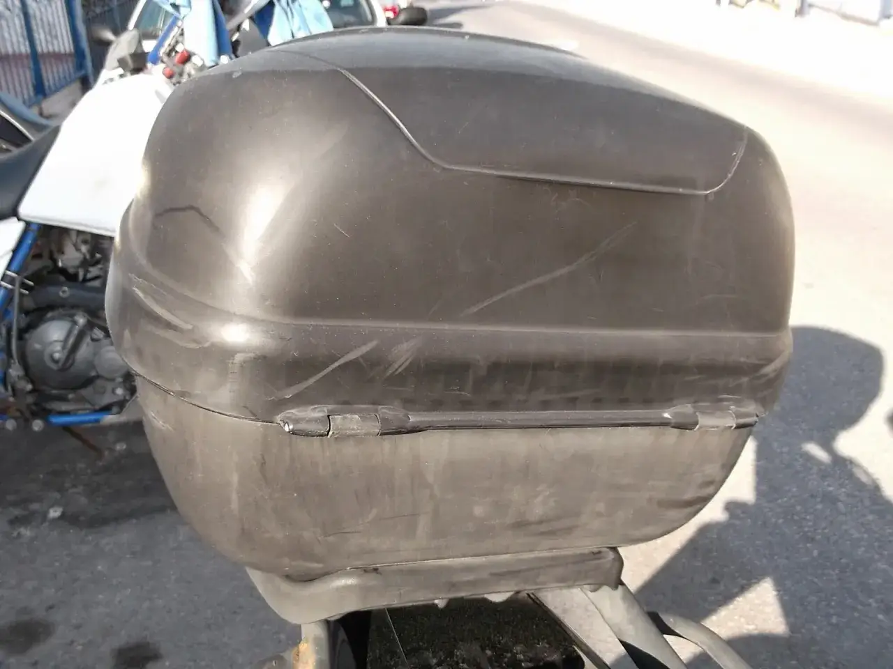 Ba&uacute;l negro de moto con rayones, listo para pintar y darle un nuevo look.