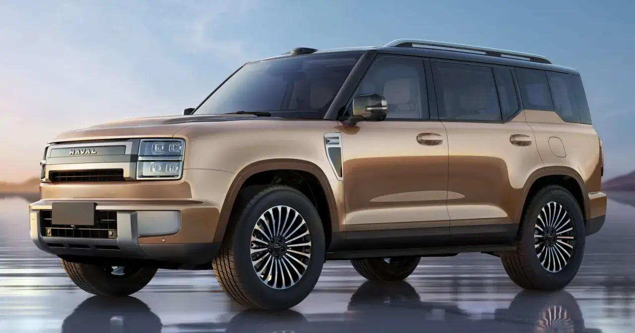 Złoty Haval z masywnym grillem i nowoczesnymi światłami, gotowy na każdą przygodę.