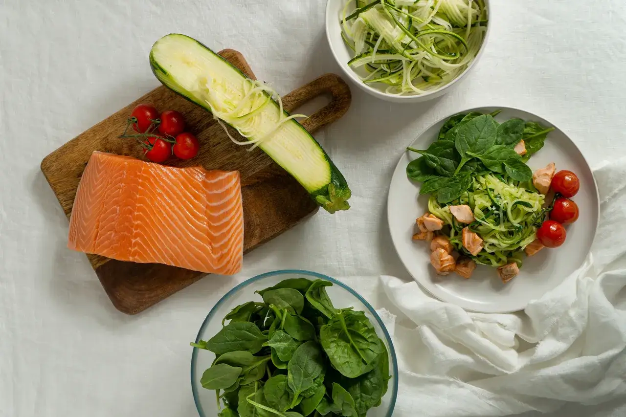 Składniki na dietę low carb: łosoś, cukinia spiralizowana, szpinak i pomidorki. Pyszne przepisy czekają!
