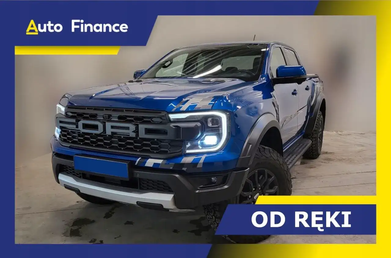 Niebieski Ford Raptor z napisem 