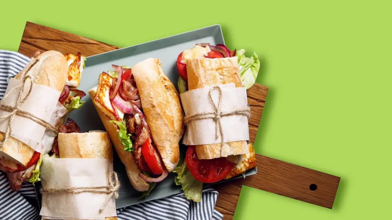 Pyszne kanapki z Poznania, z chrupiącą bagietką, serem halloumi, boczkiem, pomidorami i czerwoną cebulą. Idealne na szybki lunch.