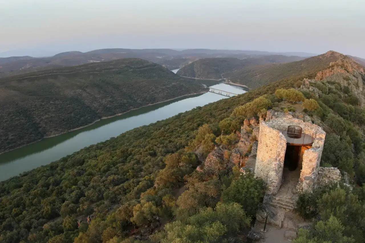 Torreón de Monfragüe, un lugar imprescindible que ver en Cáceres provincia. Vistas espectaculares del río Tajo y el paisaje extremeño.