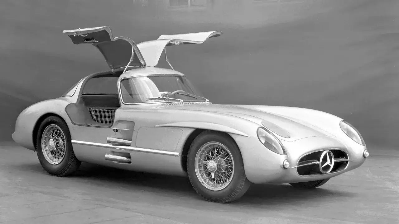Silberner Mercedes-Benz 300 SL Fl&uuml;gelt&uuml;rer, ein ikonischer Oldtimer, der die Eleganz und Ingenieurskunst vergangener Marken verk&ouml;rpert.