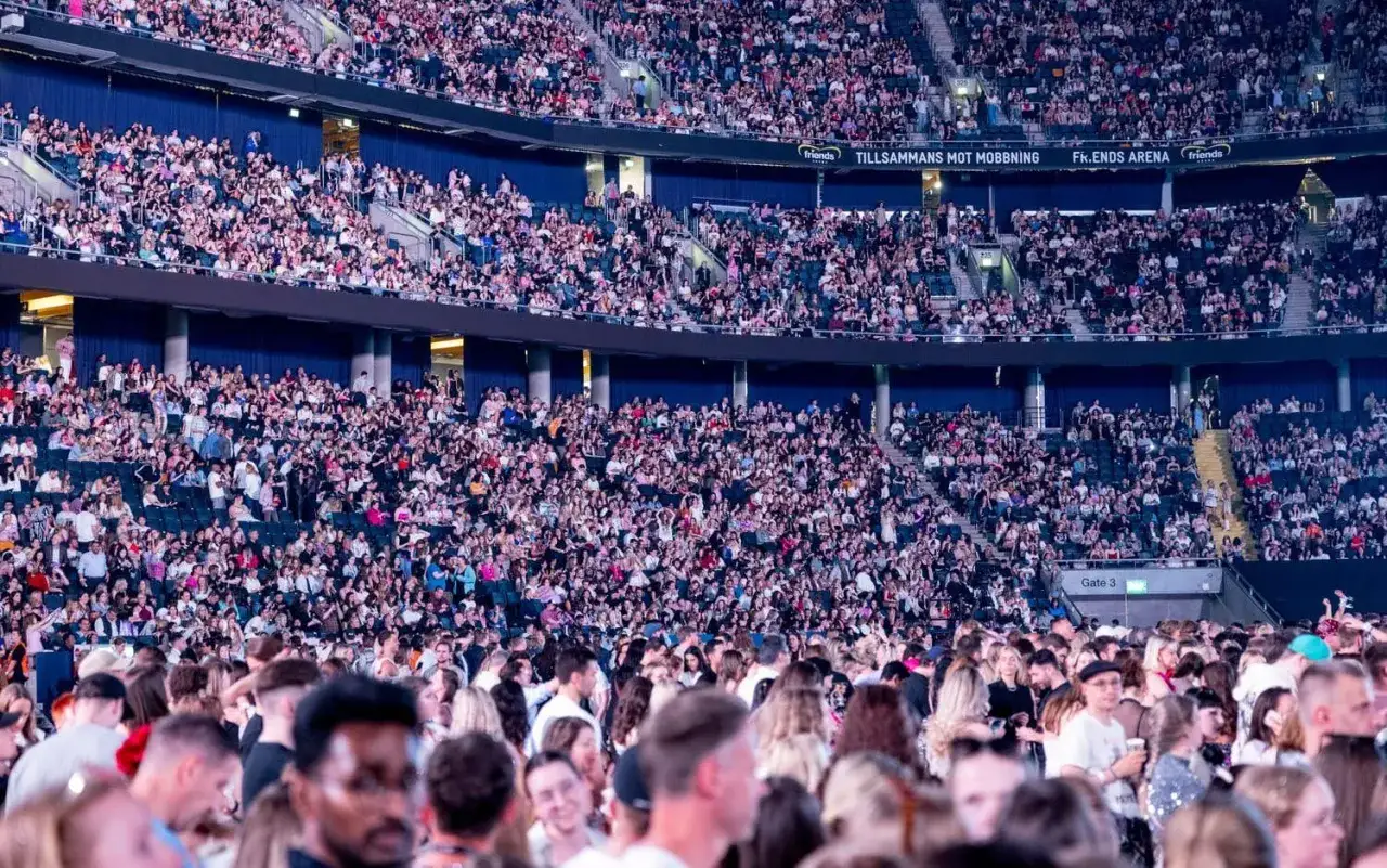 Stor publik på en konsert i Stockholm. Tusentals människor sitter på läktarna och njuter av evenemanget.