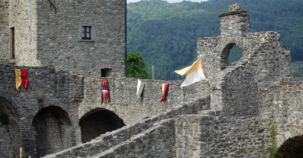 Mura antiche e bandiere colorate adornano il castello di Pontremoli, dove si trova questo suggestivo scorcio medievale.