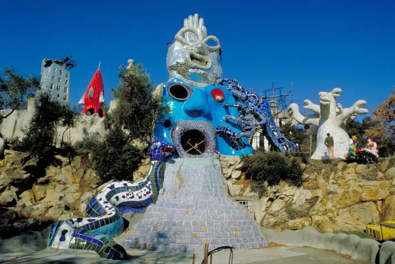 Le jardin des Tarots, un lieu magique avec des &oelig;uvres d'art de Niki de Saint Phalle, dont une t&ecirc;te bleue g&eacute;ante et un serpent color&eacute;.