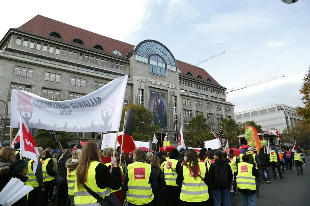 Demonstranten vor dem Kaufhaus des Westens. Heute wird hier gestreikt f&uuml;r bessere Arbeitsbedingungen.