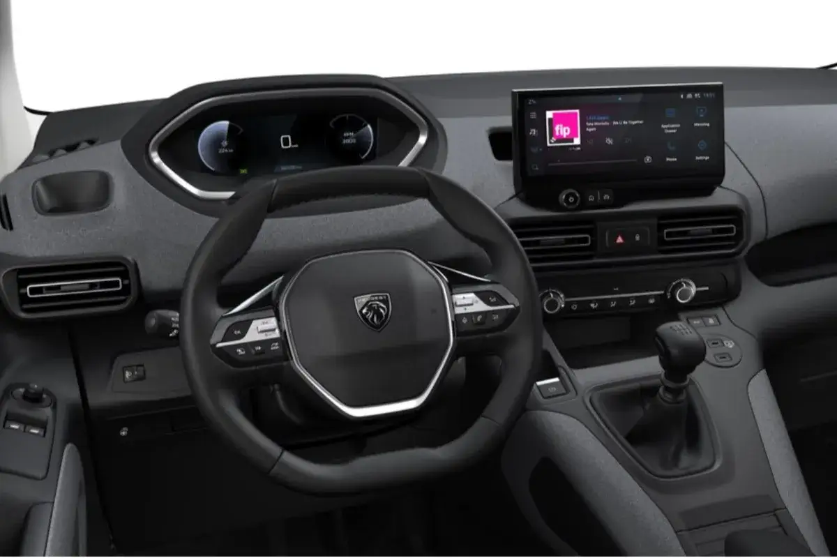 Interni Peugeot Rifter: volante multifunzione, cruscotto digitale e touchscreen centrale con sistema di infotainment.