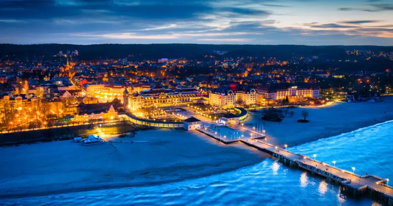 Gdynia nocą, z oświetlonym molo i plażą, idealne miejsce na romantyczne spacery. Atrakcje dla par czekają!