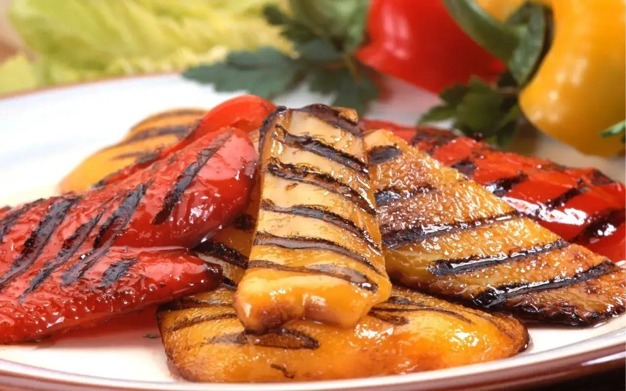 Saftige, gegrillte Paprikastreifen in Rot und Gelb, mit köstlichen Grillstreifen. Perfekt zum Paprika grillen!