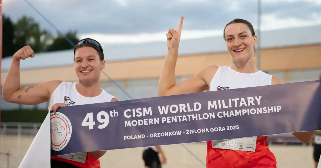 Dwie zawodniczki świętują sukces na 49. Mistrzostwach Świata w Pięcioboju Nowoczesnym CISM.