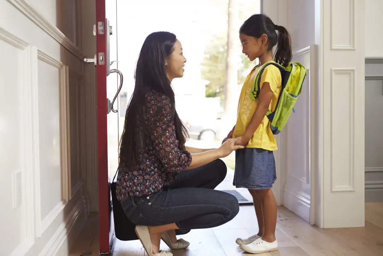 Madre habla con su hija, lista para la escuela. Un momento tierno que puede ser un desafío con la hiperactividad en niños de 6 a 12 años.