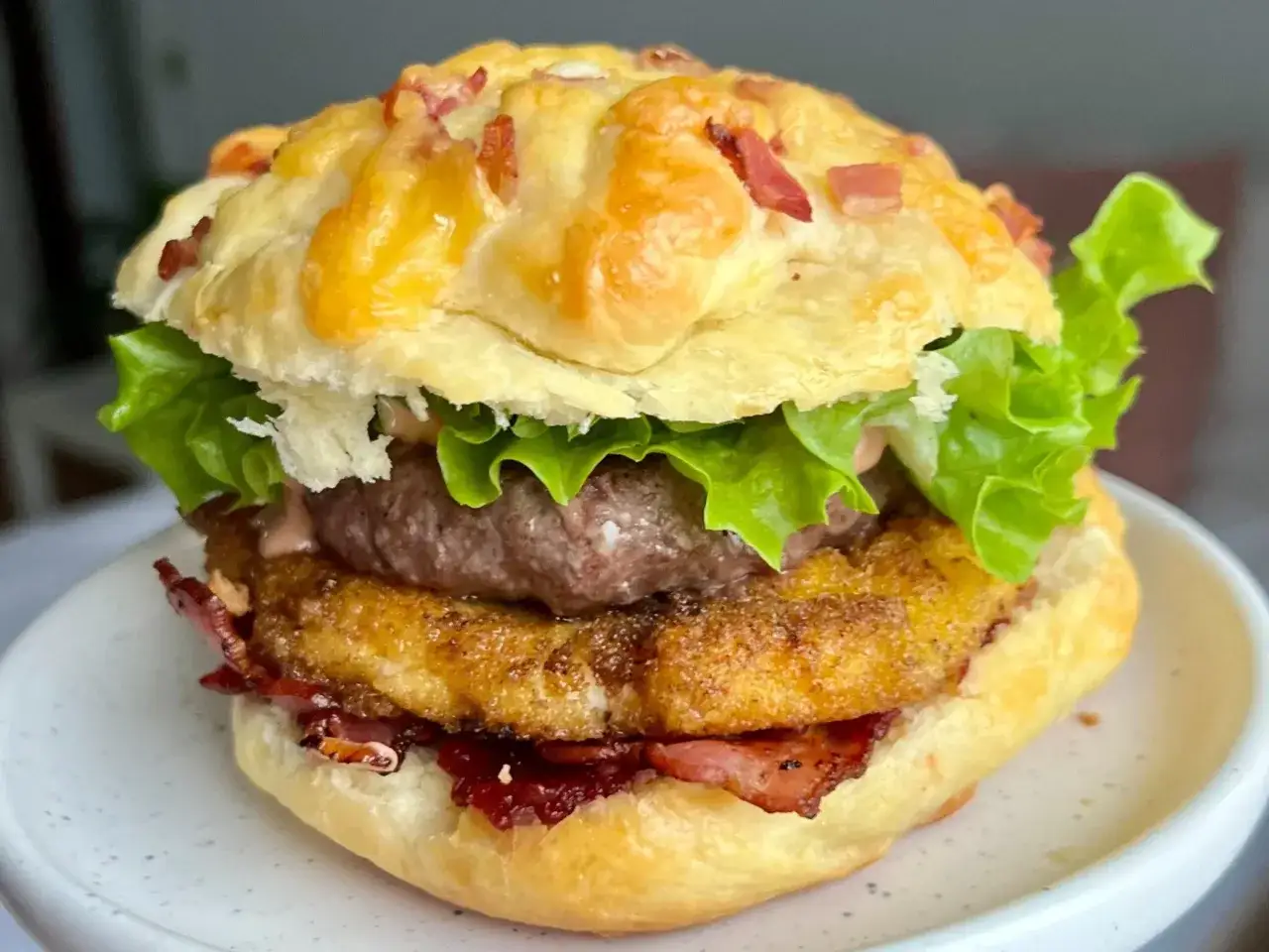 Apetyczny burger drwala podwójny z chrupiącym bekonem, soczystą wołowiną i serem na puszystej bułce.