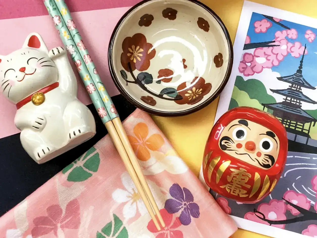 Maneki-neko, pałeczki, miseczka i lalka Daruma – idealne pamiątki, by poczuć klimat Japonii. Co przywieźć z Japonii? Te przedmioty to świetny pomysł!