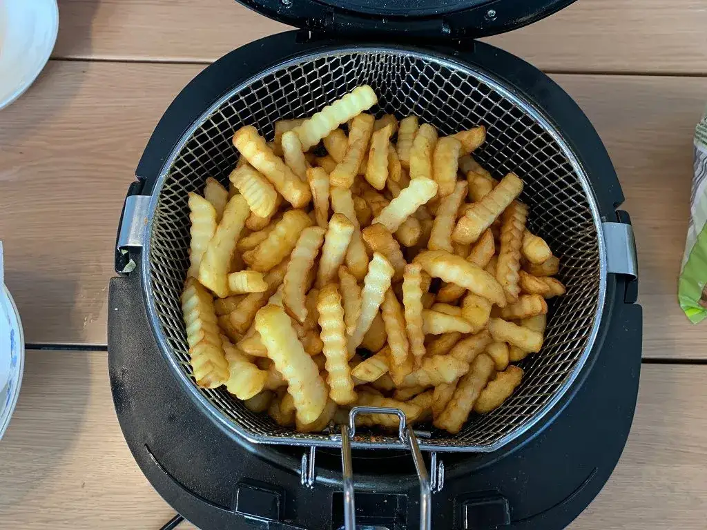 smażenie frytek w frytkownicy olejowej
