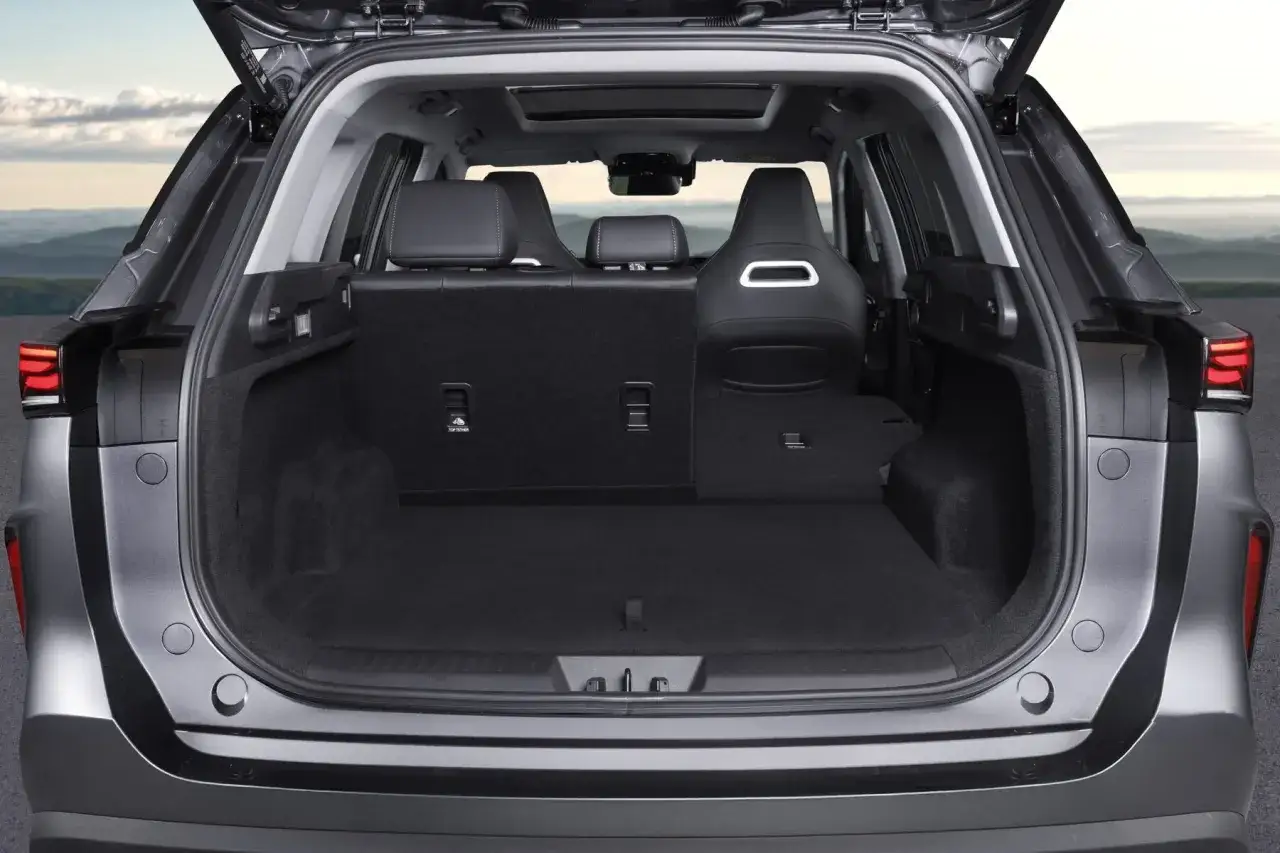 Maletero abierto de un coche, mostrando su gran capacidad. Las medidas ebro s700 son ideales para viajes largos.