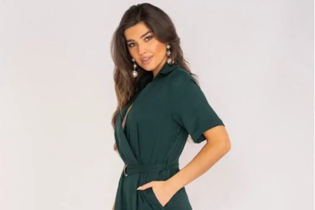 kobieta w eleganckim kombinezonie na weselu