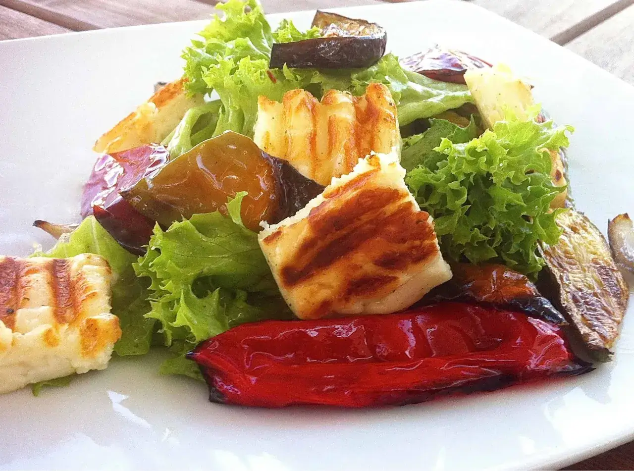 Sałatka z grillowanym serem halloumi, papryką i bakłażanem. Pyszne i zdrowe halloumi kcal.