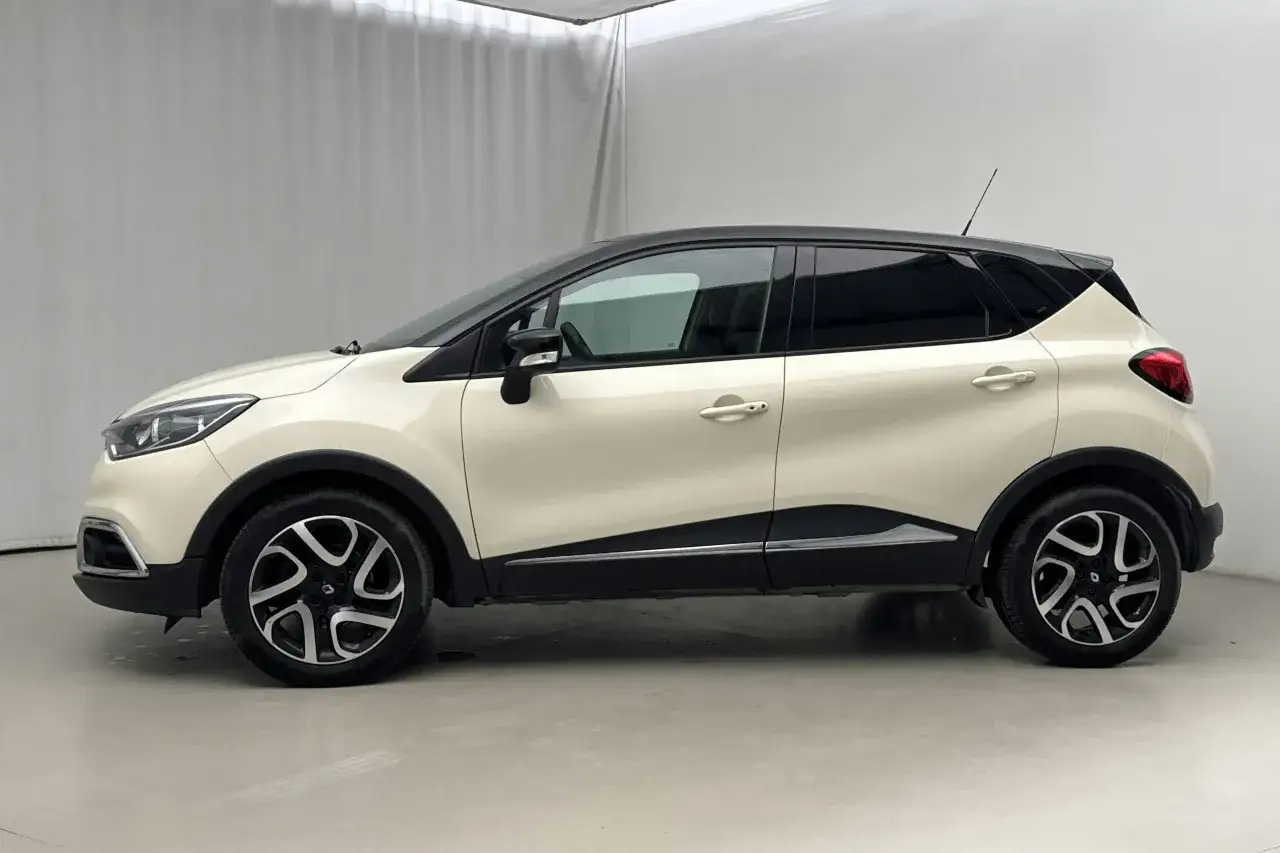 En vit Renault Captur med svart tak, perfekt f&ouml;r en begagnad biltest.
