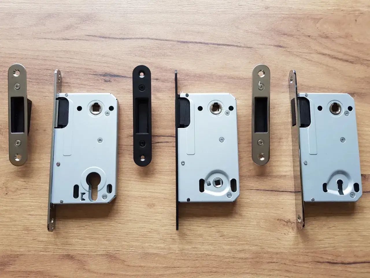 Ensemble de serrures de porte, certaines avec des g&acirc;ches, pr&ecirc;tes &agrave; ouvrir une porte aimant&eacute;e.