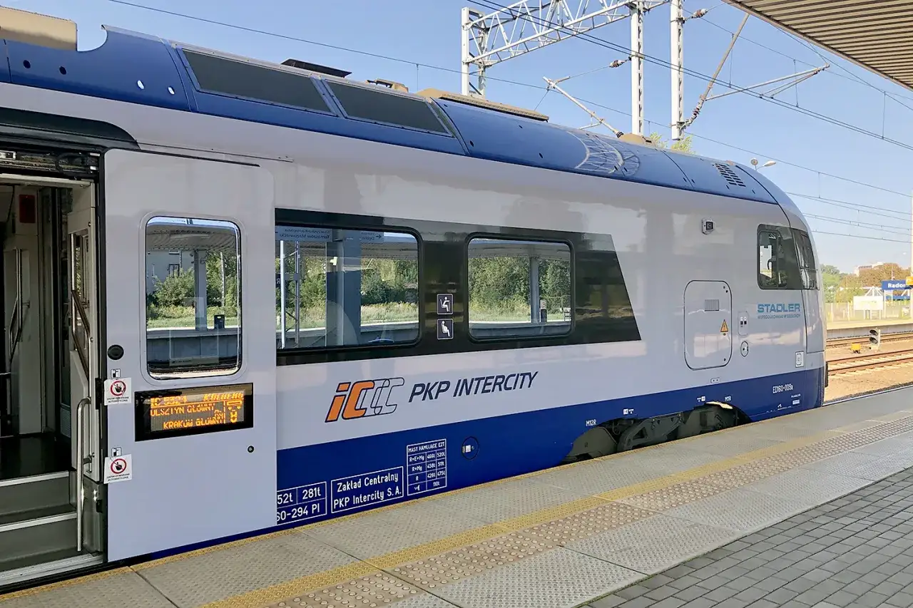 Nowoczesny pociąg PKP Intercity z napisem 