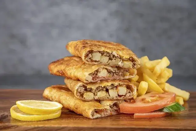 rodzaje kebabów: w bułce, rollo, w pudełku z frytkami