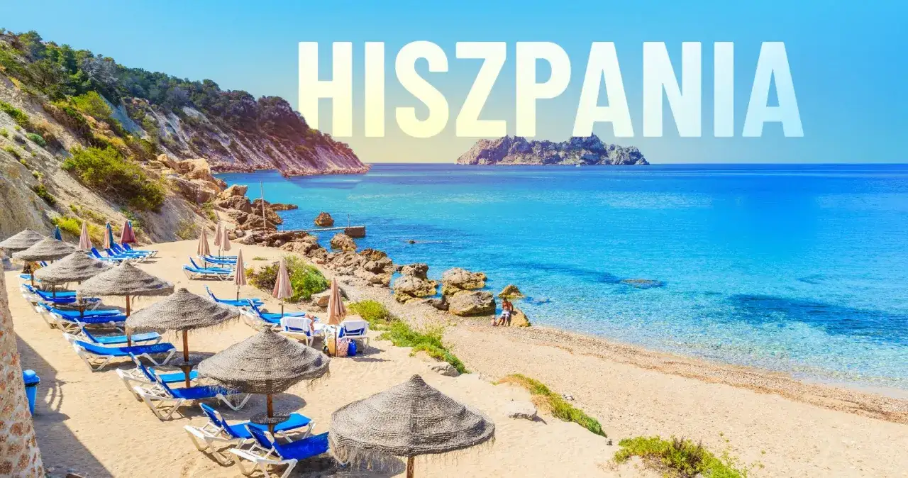 Hiszpania: słoneczna plaża z leżakami i parasolami, turkusowe morze. Idealne miejsce na wakacje, potwierdzają to liczne best reisen opinie.