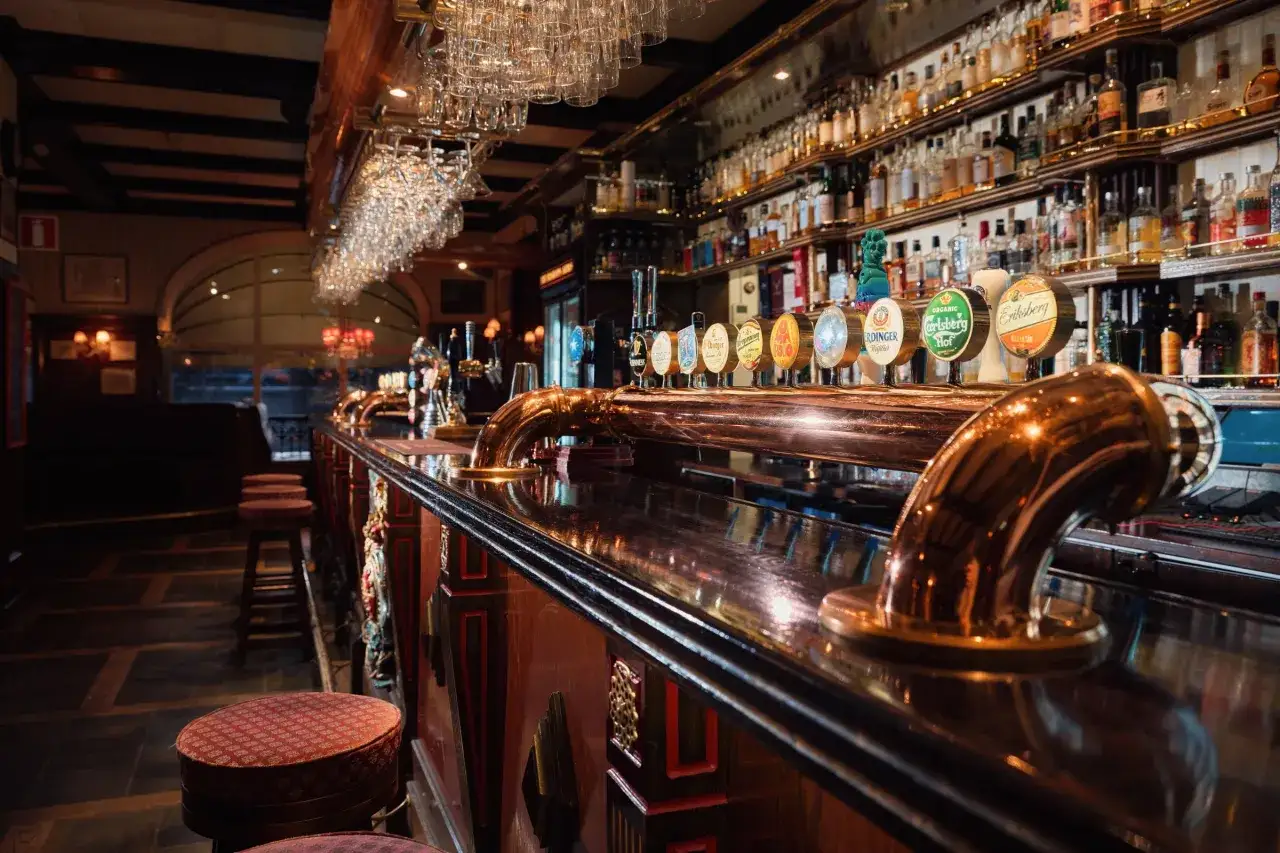 En tom bar i Stockholm med m&aring;nga &ouml;lkranar, perfekt f&ouml;r en &ouml;lprovning.