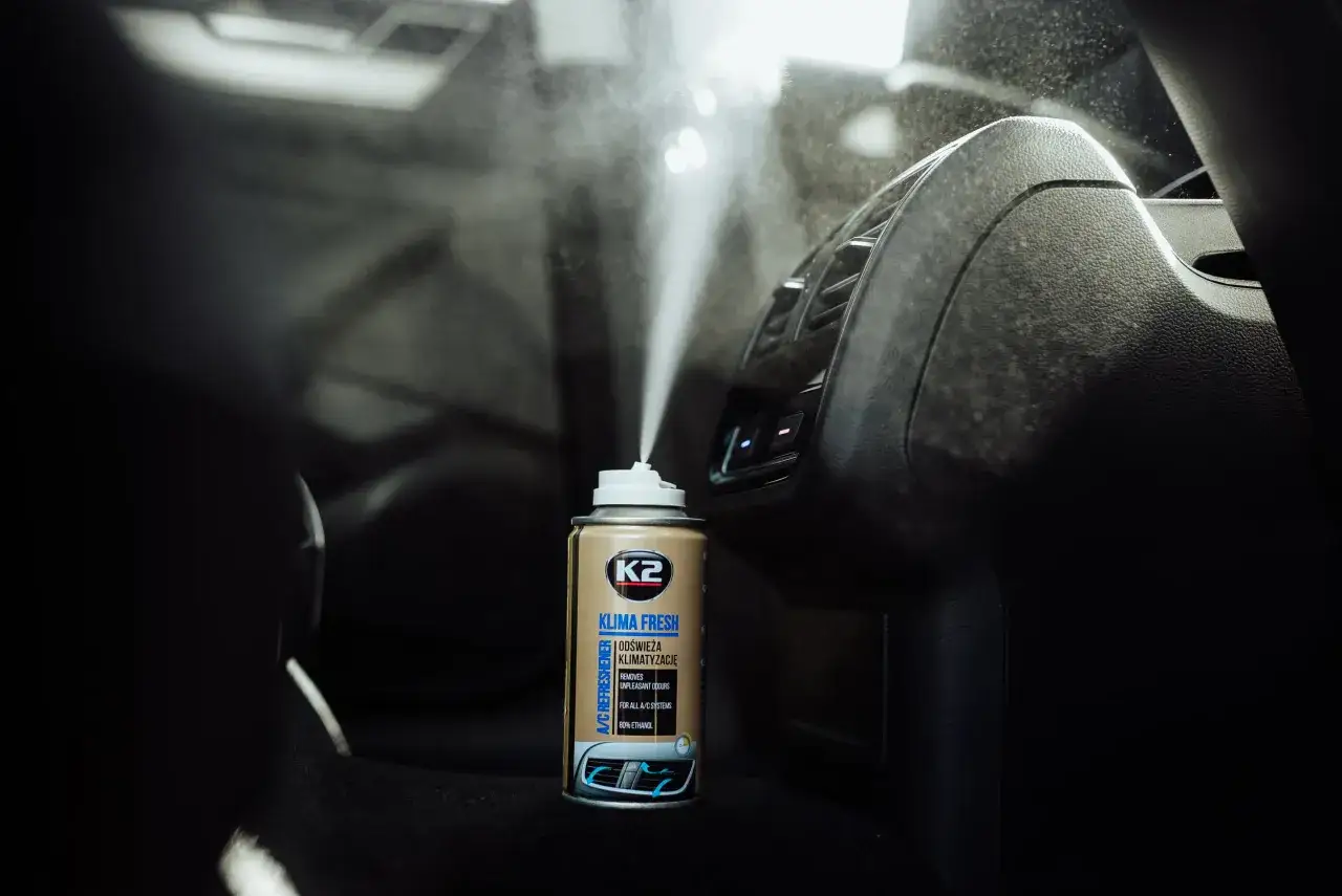 Spray K2 Klima Fresh rozpyla się w samochodzie, eliminując brzydki zapach z klimatyzacji.