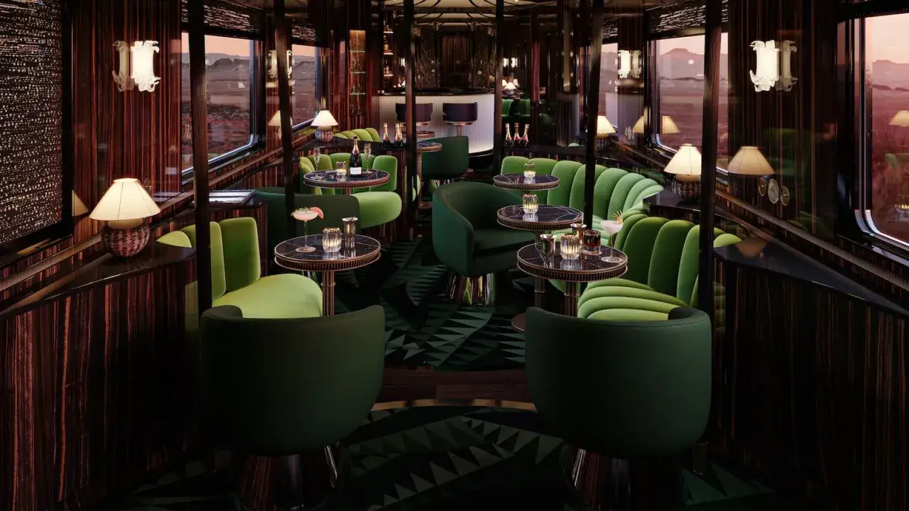 Luxuri&ouml;ser Salonwagen des Orient Express. Gr&uuml;ne Samtsessel und dunkles Holz schaffen eine elegante Atmosph&auml;re.