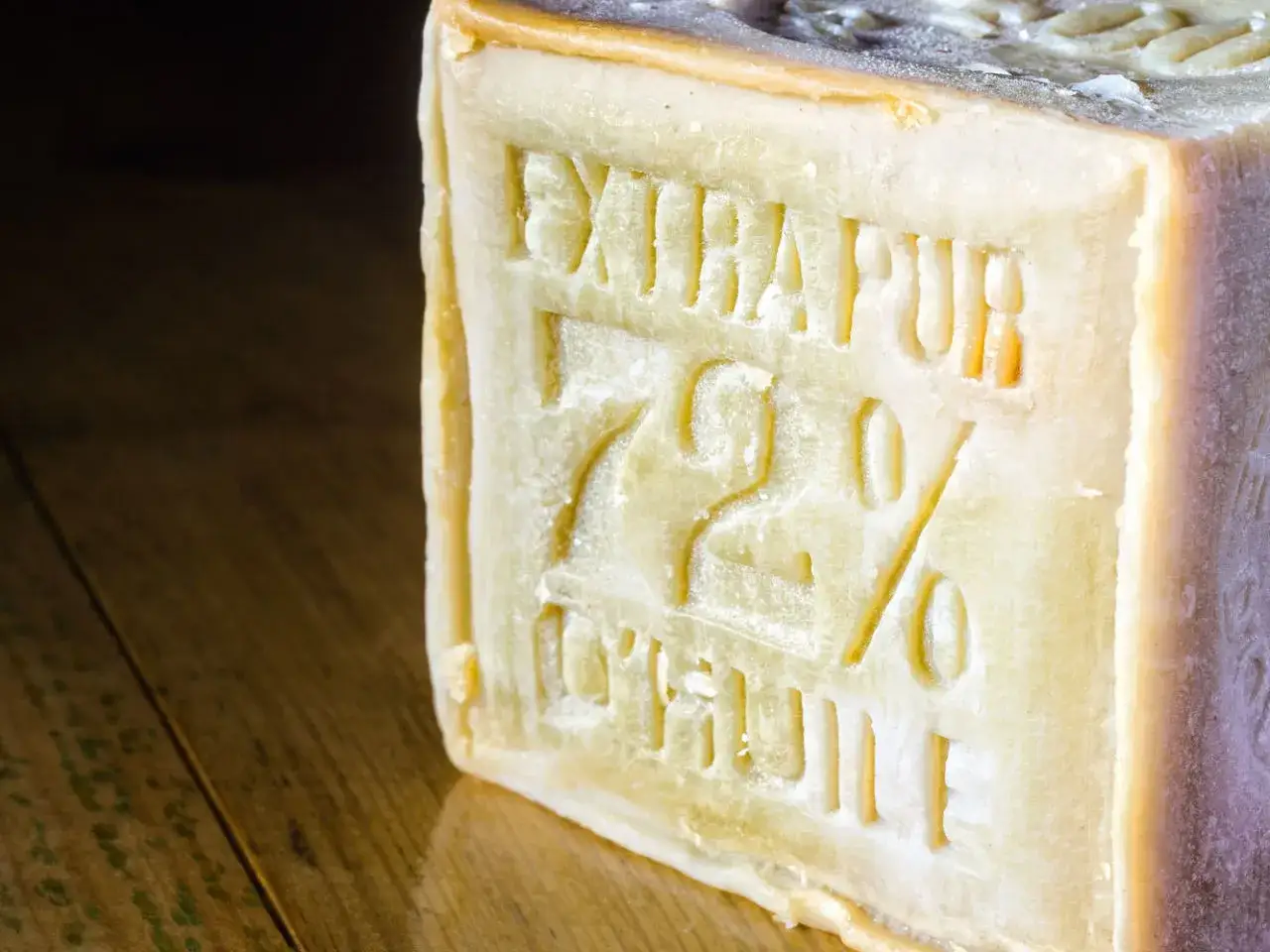 Un blocco di sapone di Castiglia, con la scritta