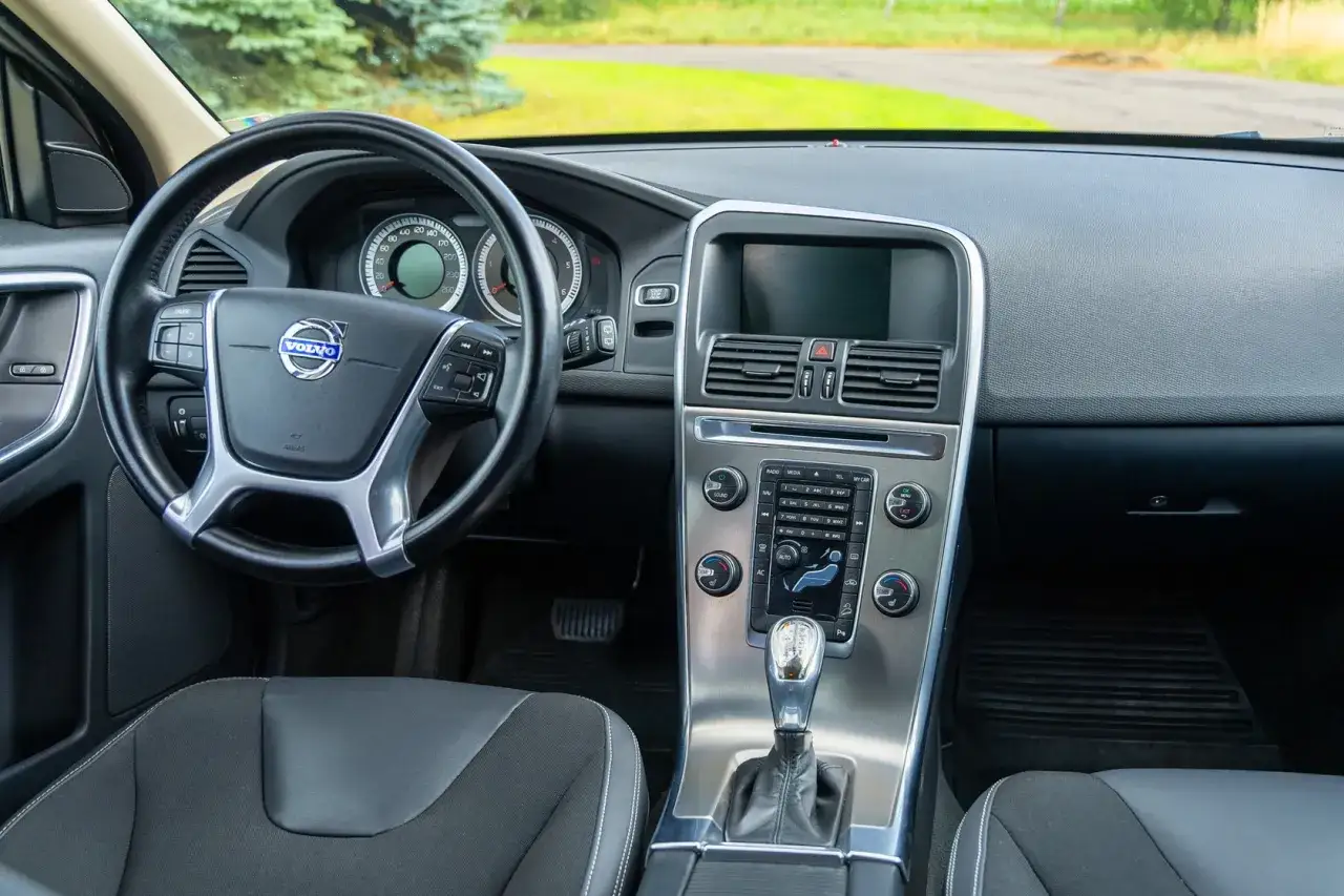 Wnętrze Volvo XC60, kierownica, deska rozdzielcza i konsola środkowa. Sprawdź aktualną volvo xc60 cena.