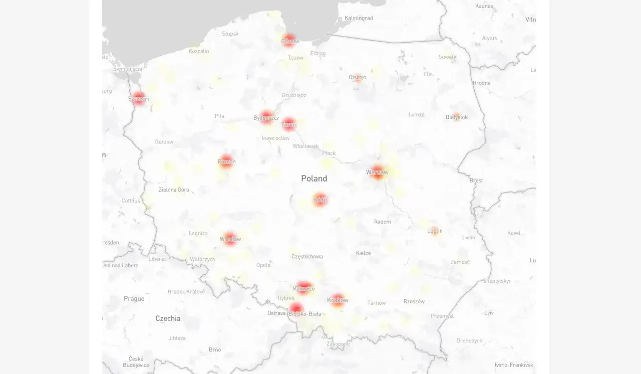 Mapa Polski z zaznaczonymi obszarami awarii światłowodu Orange. Czerwone punkty wskazują na problemy z siecią.