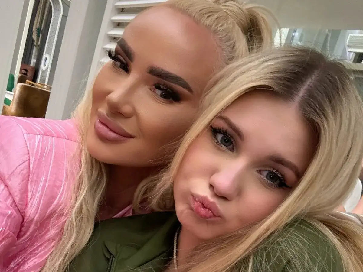 Eliza Macudzińska i jej córka, obie w blond włosach, pozują do selfie. Eliza ma na sobie różową kurtkę, a jej córka zieloną.
