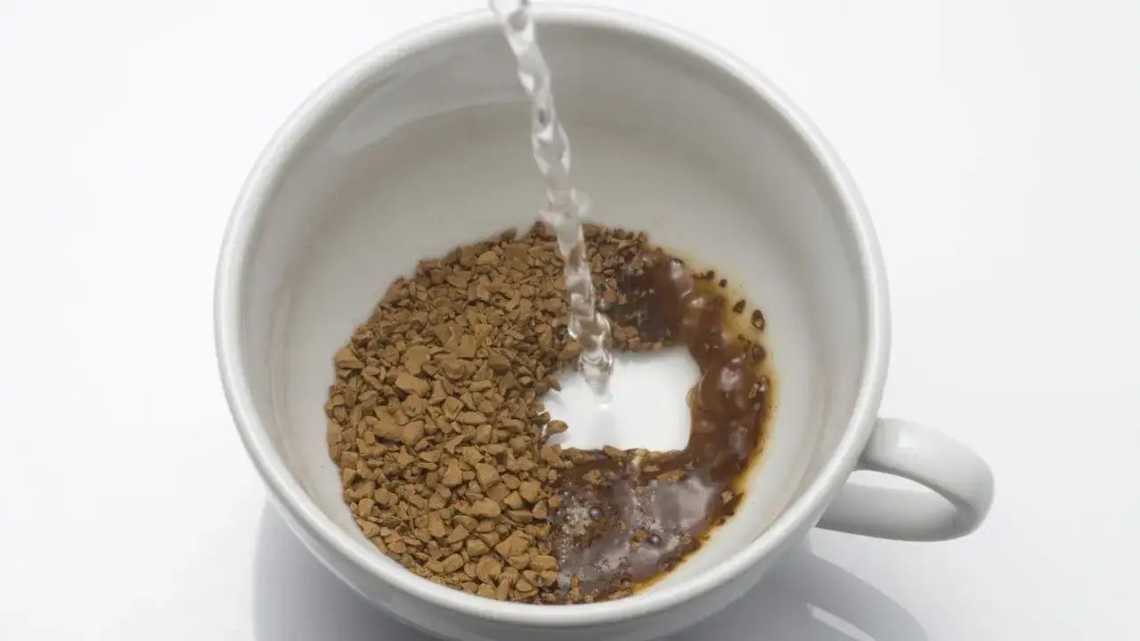 Jak zrobić kawę rozpuszczalną Nescafé? Wsypujemy granulat do filiżanki i zalewamy gorącą wodą.