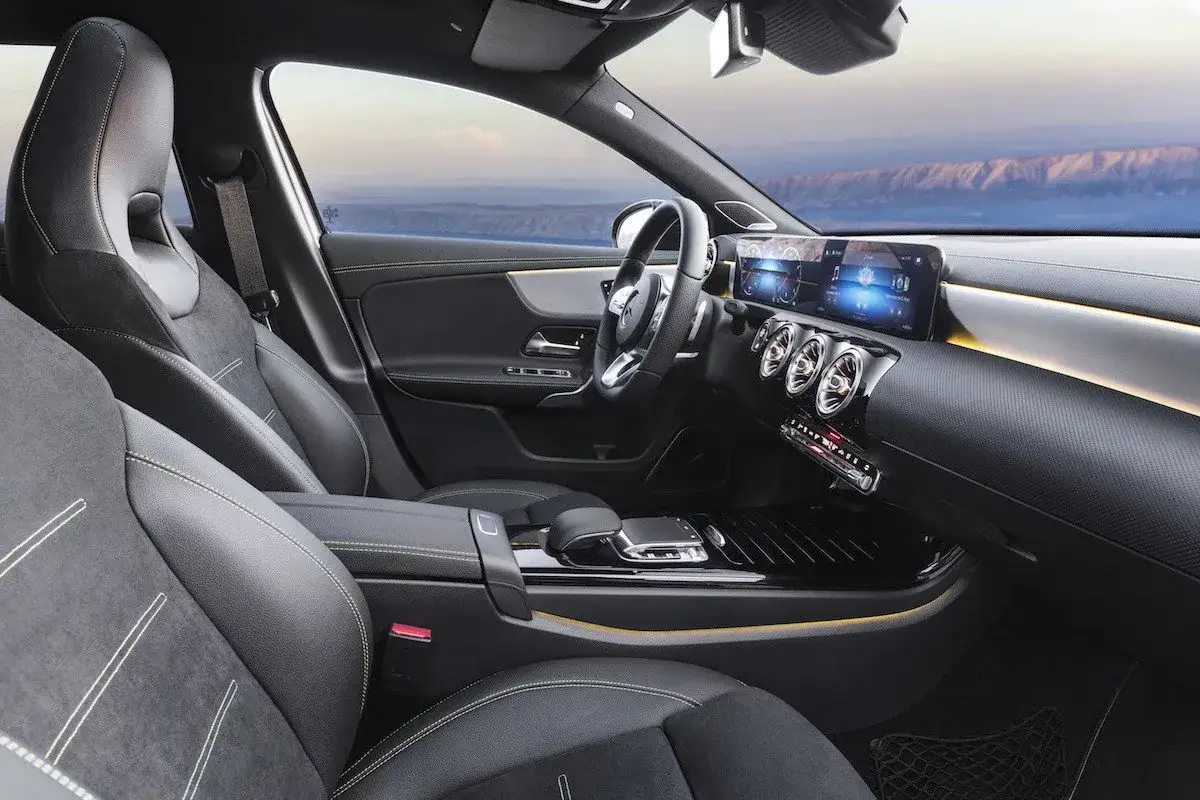 Interior de un Mercedes Clase A, listo para tu prueba de conducción. Asientos deportivos, pantalla digital y diseño moderno.