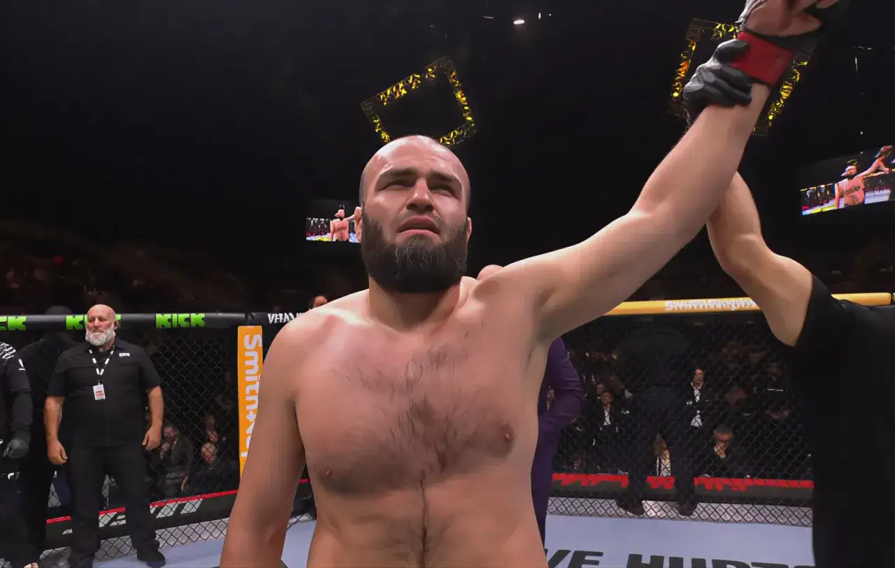 Shamil Gazievs arm h&ouml;js i luften efter en seger i MMA-ringen.