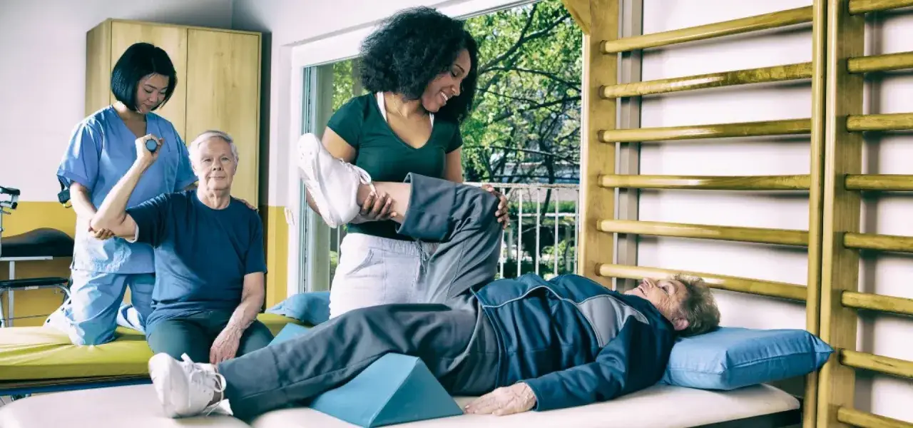 Rehabilitacja w sanatorium: fizjoterapeuci pomagają seniorom w ćwiczeniach. Jak załatwiać pobyt, by wrócić do zdrowia.