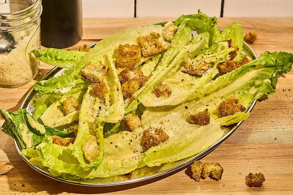 Frischer Caesar Salad mit knackigem Römersalat, Croutons und Parmesan.