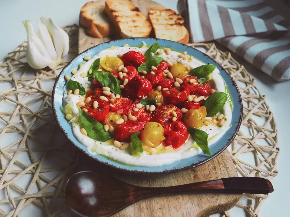 Kremowa ricotta z pieczonymi pomidorkami, bazylią i orzeszkami pinii. Tak smakuje lato!